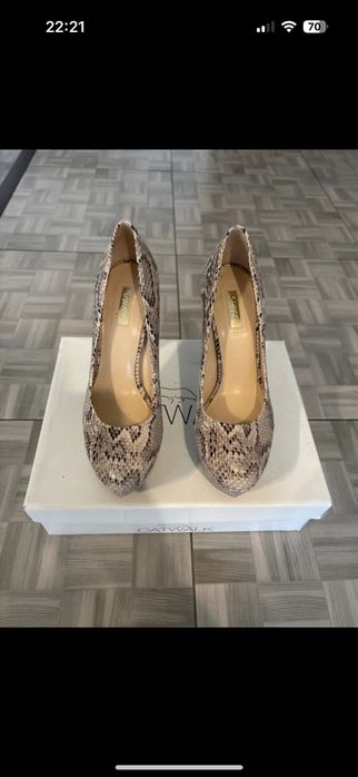 Vand pantofi cu toc eleganti Guess ca noi
