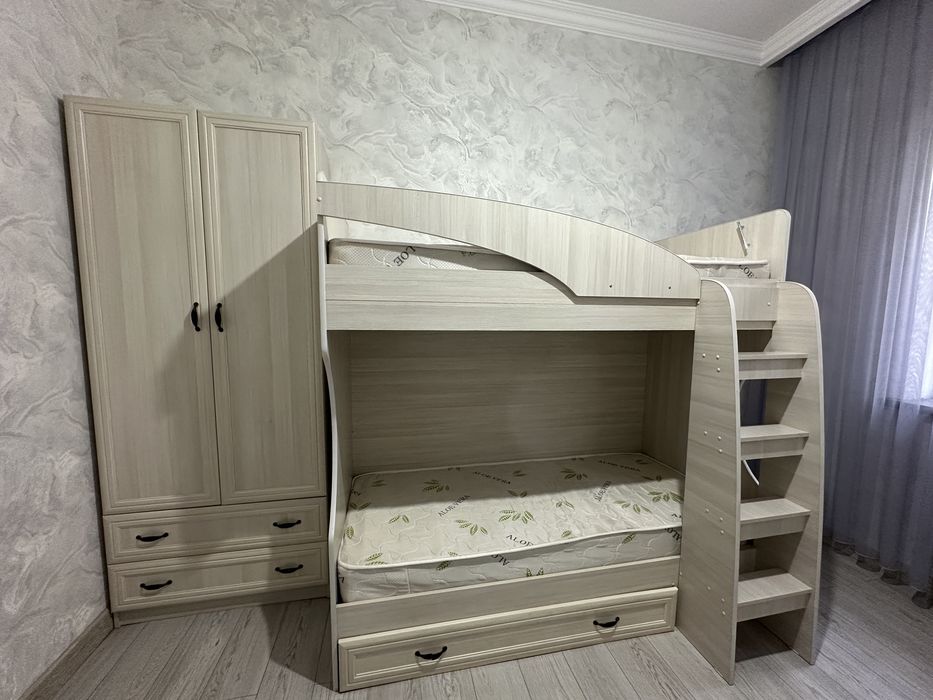 Детский гарнитур (Двухъярусная детская кровать с матрасом и Шкаф