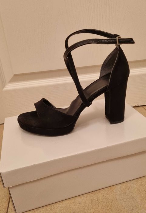 Дамски велурени сандали с ток