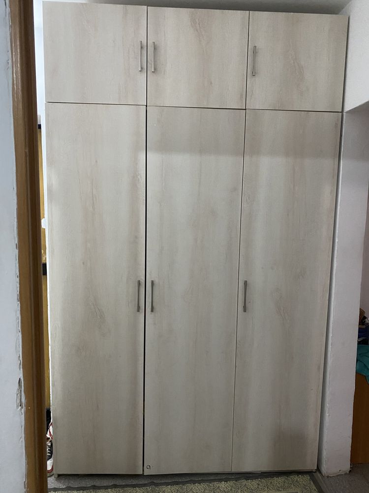 Продается шкаф, можно использовать как для прихожей так и в спальню
