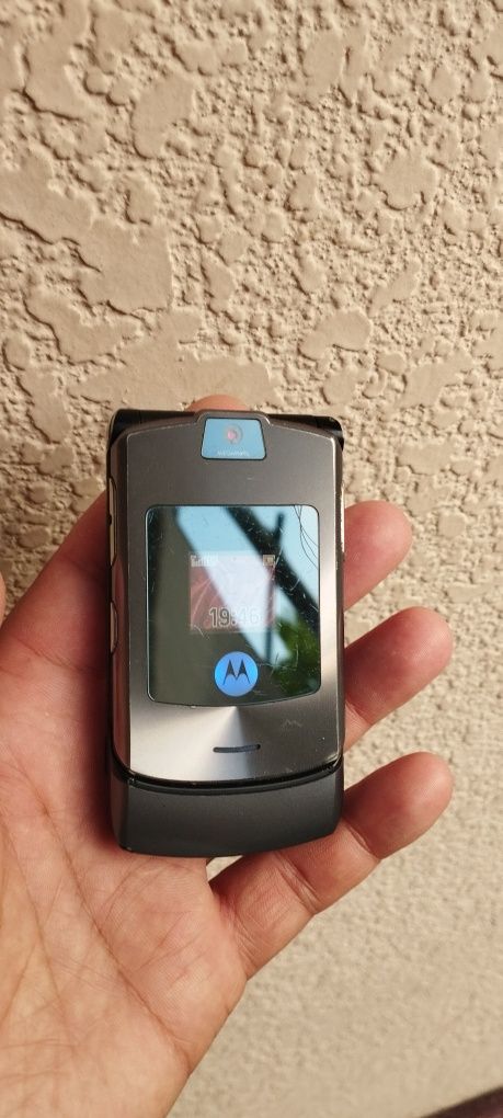 Продам Nokia n8 и Motorola v3 в хорошем состоянии