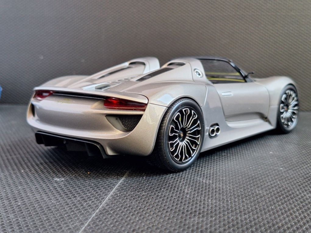 Porsche 918 spyder Minichamps 1/18