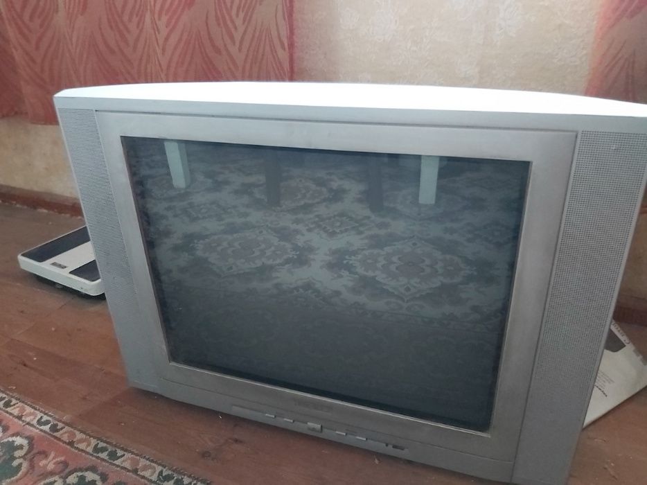 продавам стар телевизор ВЕКО, не работи нещо, повреди се сякаш