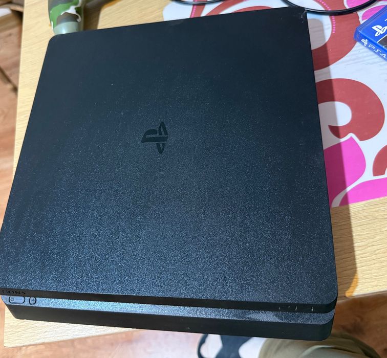 Playstation 4 с три джойстика и 5 игри