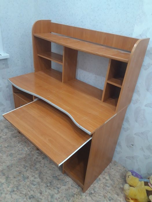Продам компьютерный стол б.у