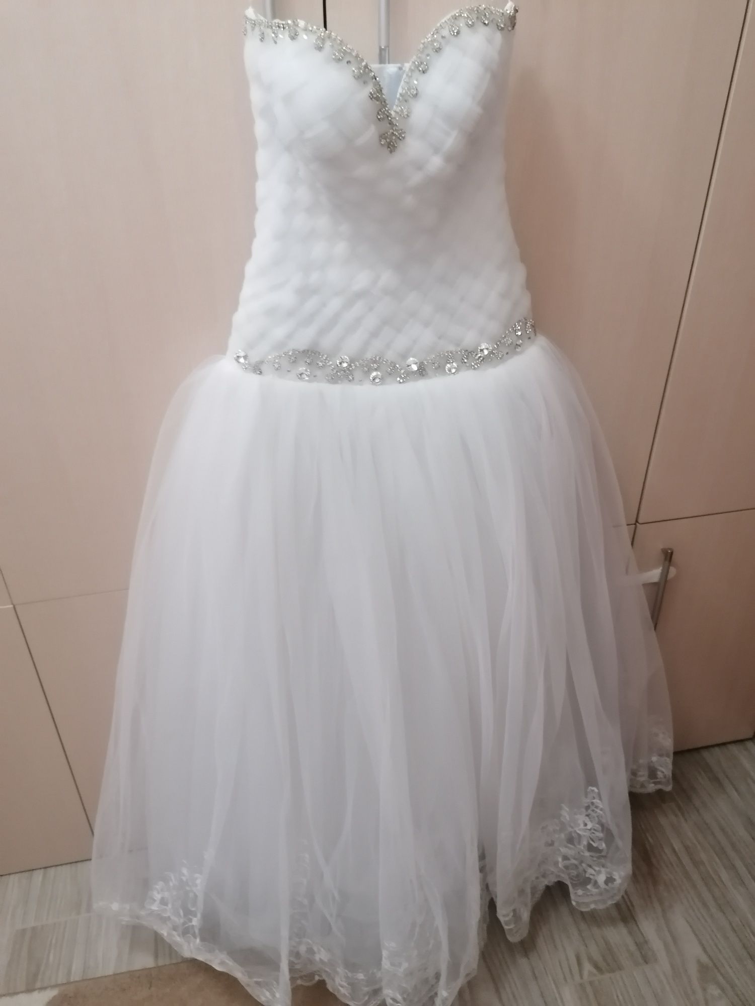 Сватбена рокля с обръч
