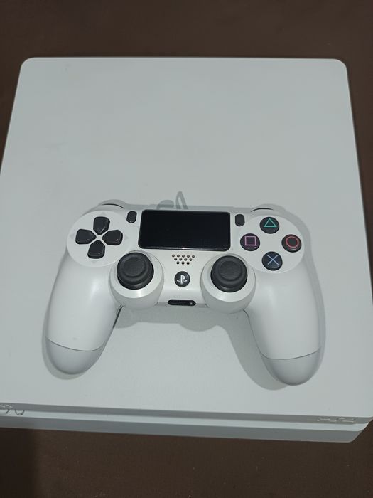 Vând PS4 Slim Alb