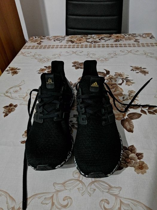 Adidas ultra boost salah stare impecabilă purtați de câteva ori.