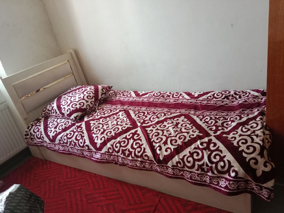 Кровать в хорошем состояний