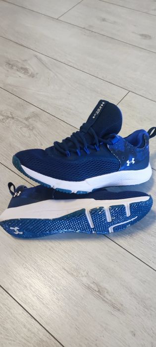 Vând adidași Under Armour