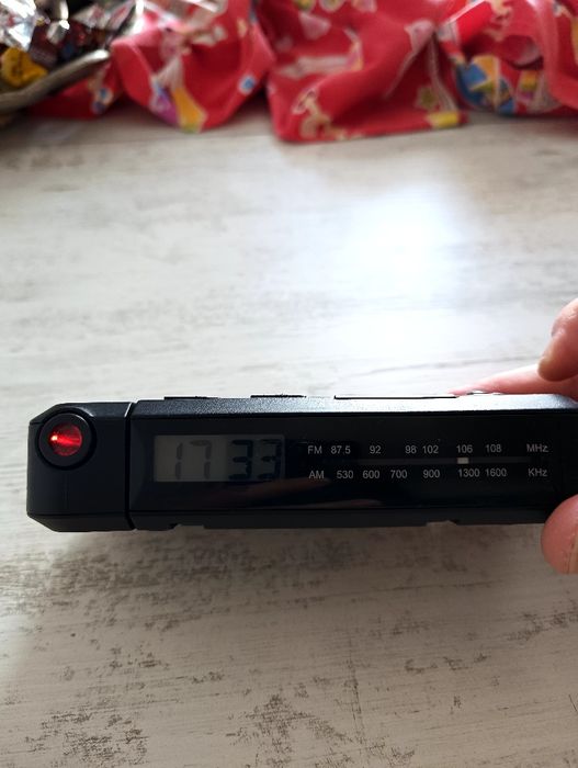 Radio portabil cu baterii și ceas electronic cu proiecție
