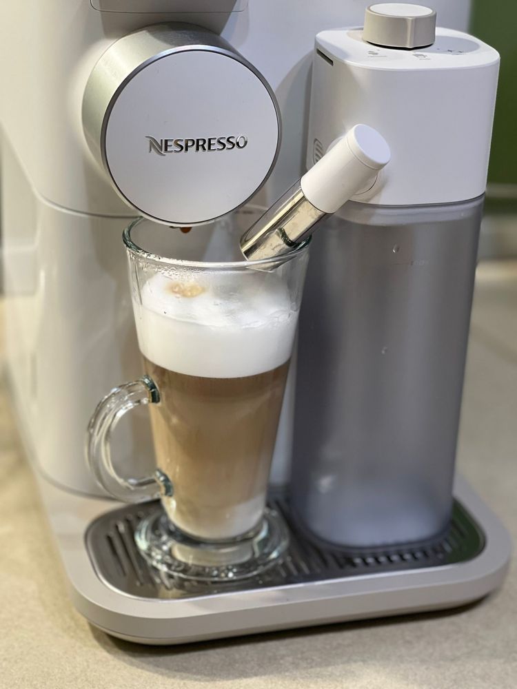 Espressor NESPRESSO Gran Lattissima DeLonghi + CADOU!