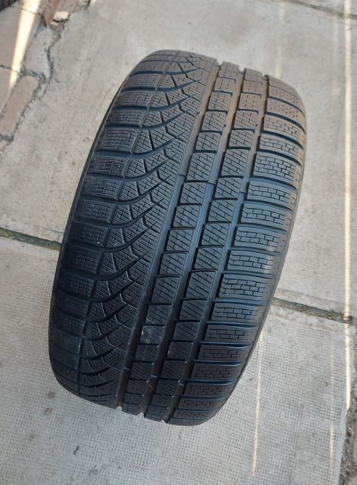 O bucată 285/275 40 R22 M+S iarnă - una Pirelli Vredestein