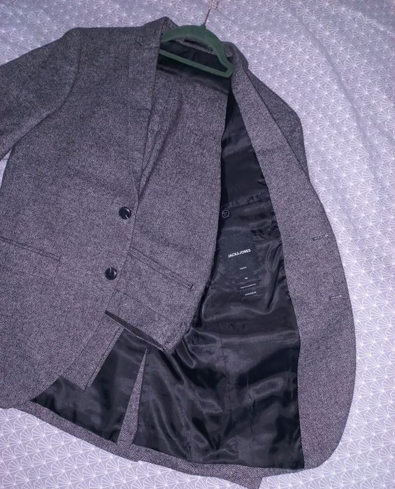 Costum jack&jones mărimea 48 perfect pentru un s