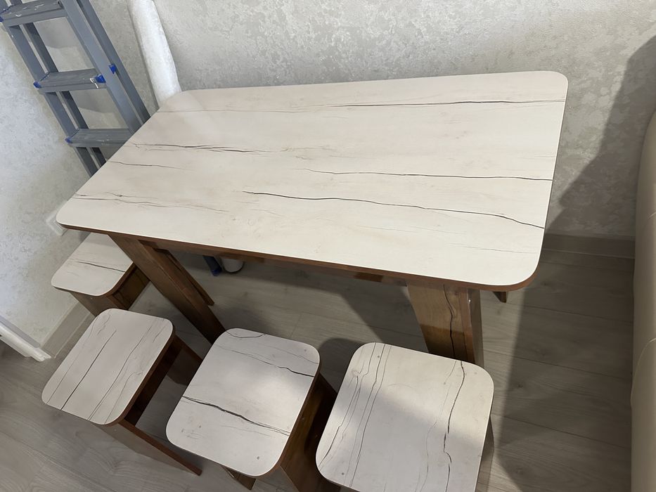 Продается кухонный стол с 4 табуретками