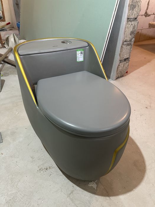 Новый унитаз не исползовылся.