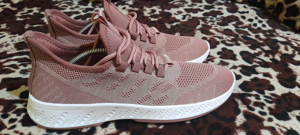 Vând urgent adidași victori marimea 41 noi.