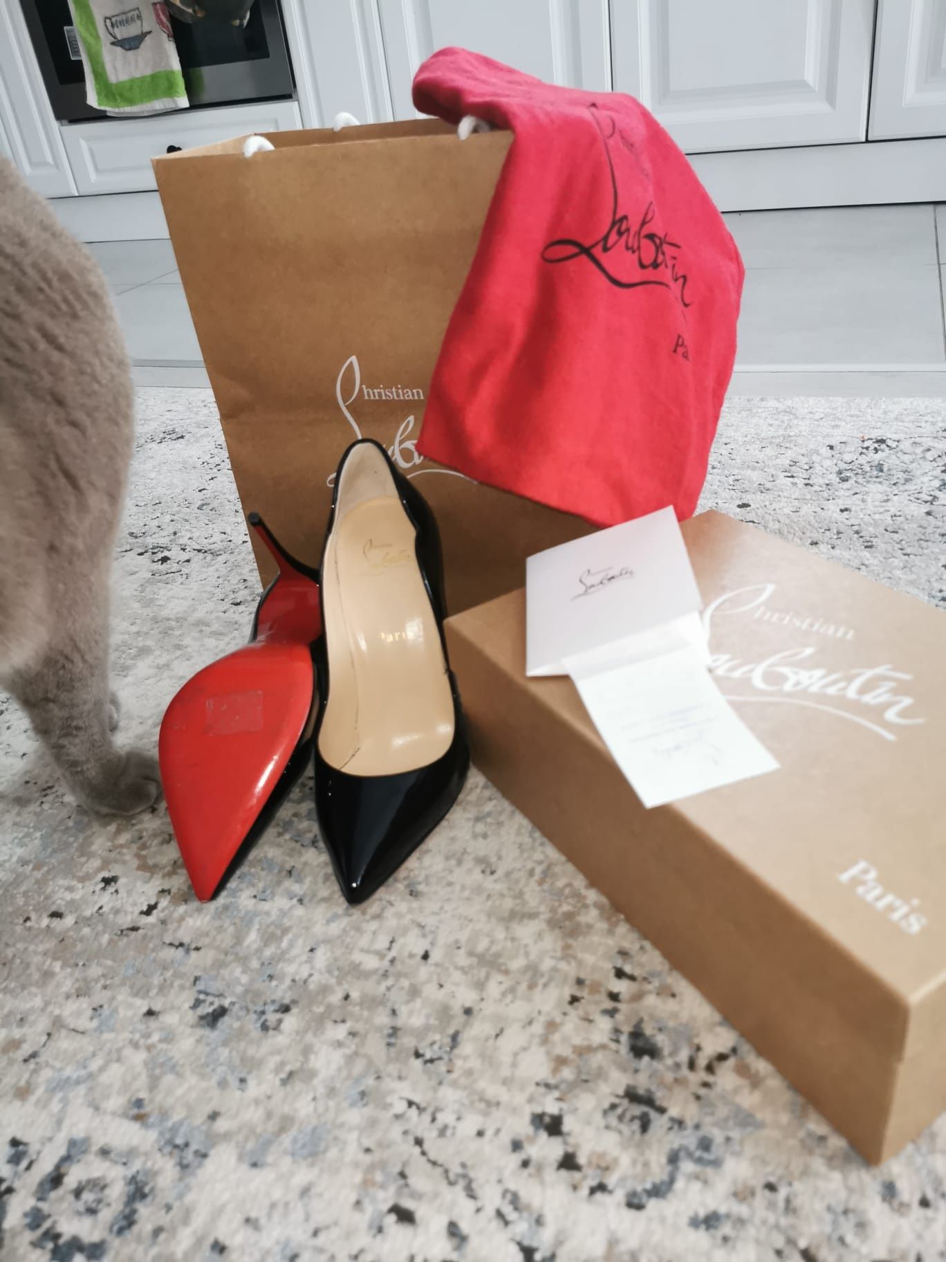 Vand pantofi Louboutin