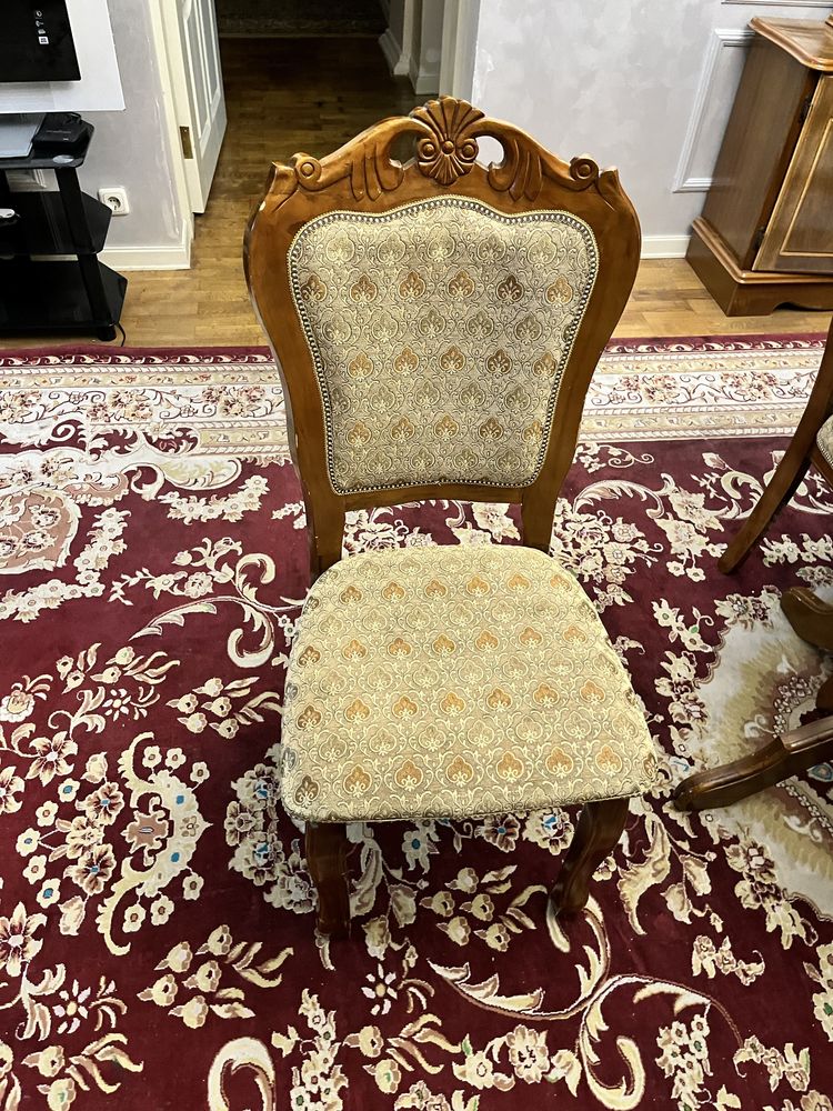 Стол со стульями для гостиной