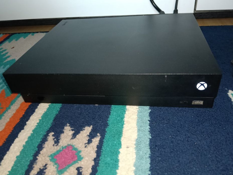 Xbox one x,1 TB memorie ,2 controllere + 8 jocuri