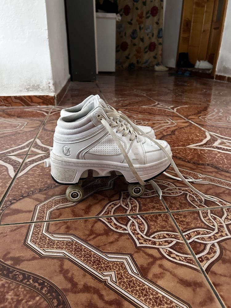 Adidasi cu roti si leduri