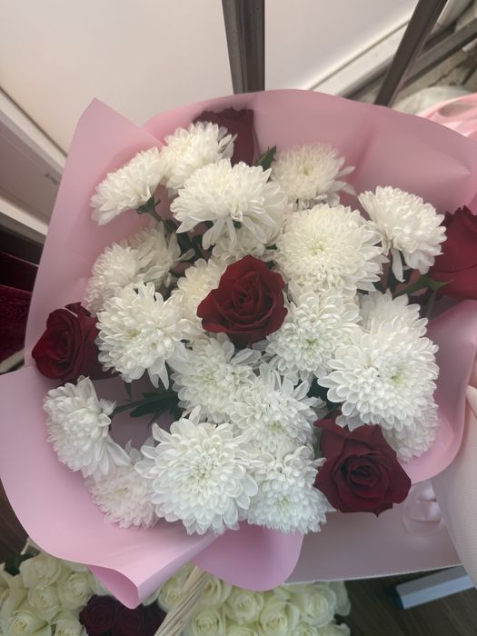 Букет из одноголовых хризантем и красных роз.