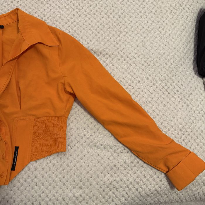 Оранжева риза на Pause