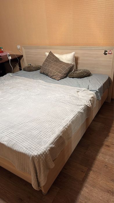 Продам двуспальную кровать с матрасом  200х220
