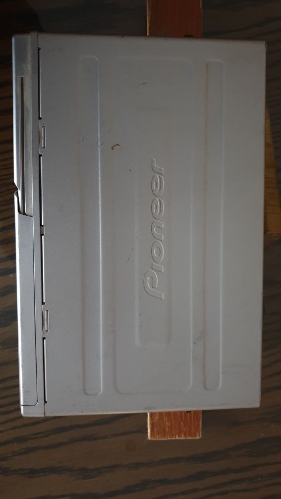 Продается автомагнитола PIONEER KEH-P4025 в комплекте с CD-ченжером .