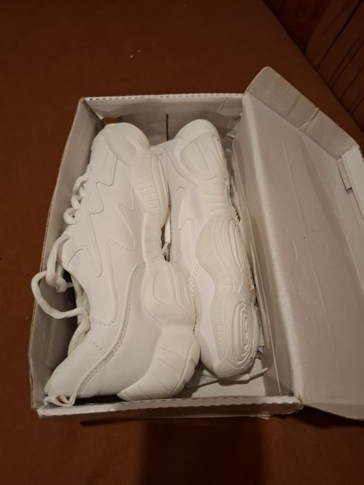 Vand adidasi  ca noi