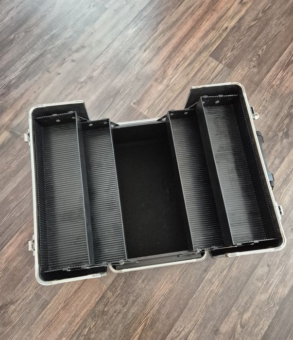 Розов куфар за гримове