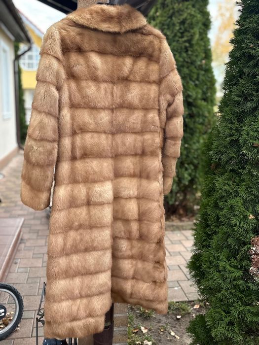 Vând palton din blana naturala din Vizon