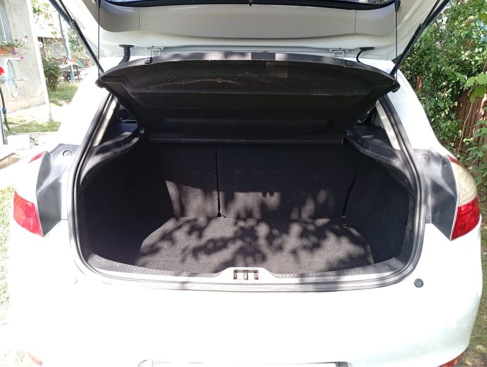 Vând Megan hatchback