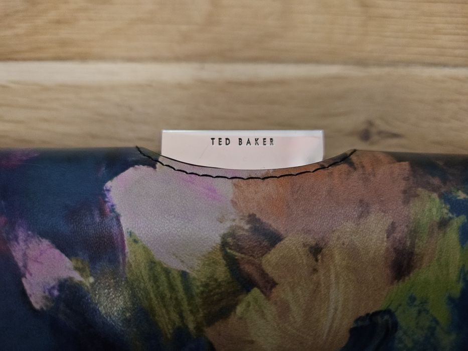 Оригинално портмоне на Ted Baker London. Много удобно и здраво. Отличн