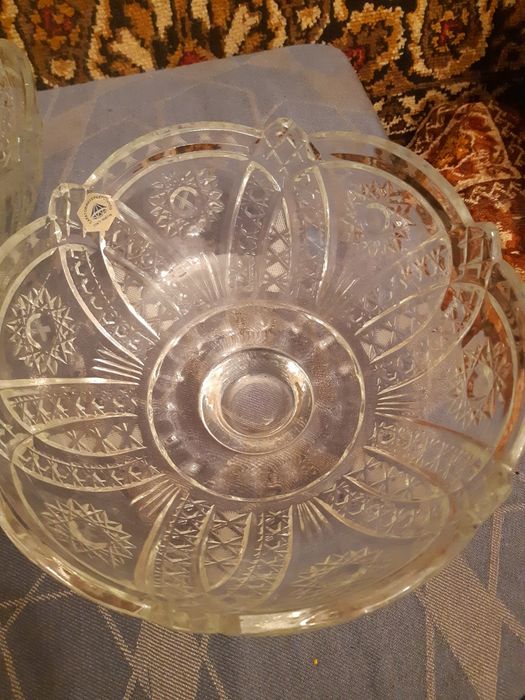 2 хрустальный вазы.