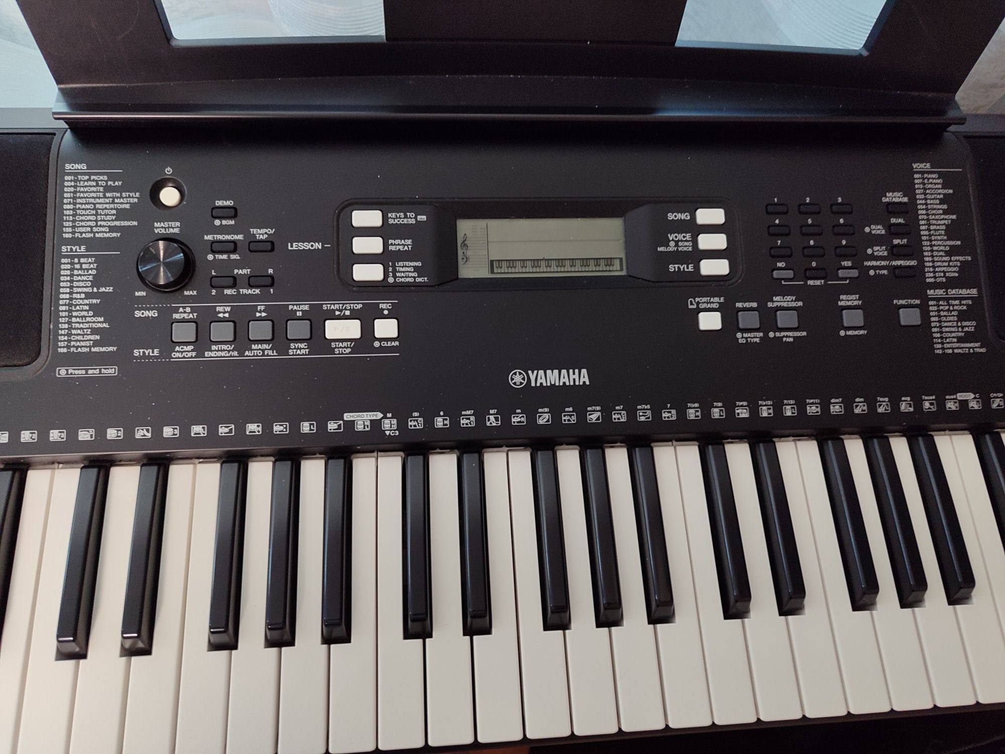 Продавам синтезатор Yamaha e363