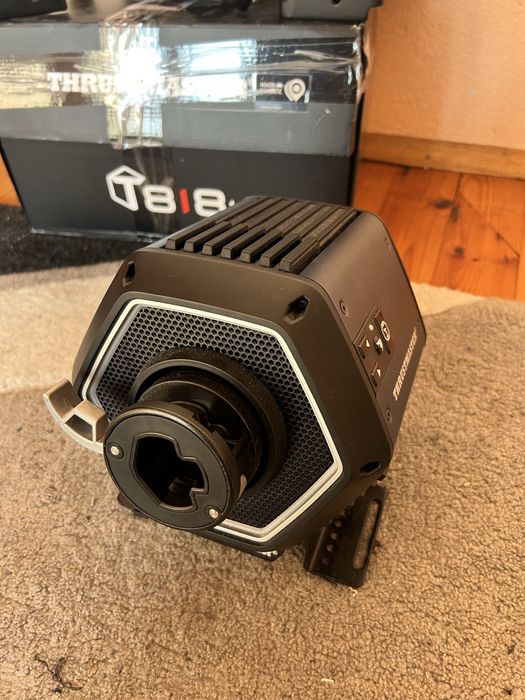Продавам Thrustmaster T818 + Педали + 2 Волана + Desk Mount Kit