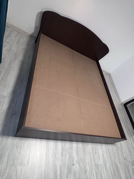 Vand pat cu noptiere si comoda !