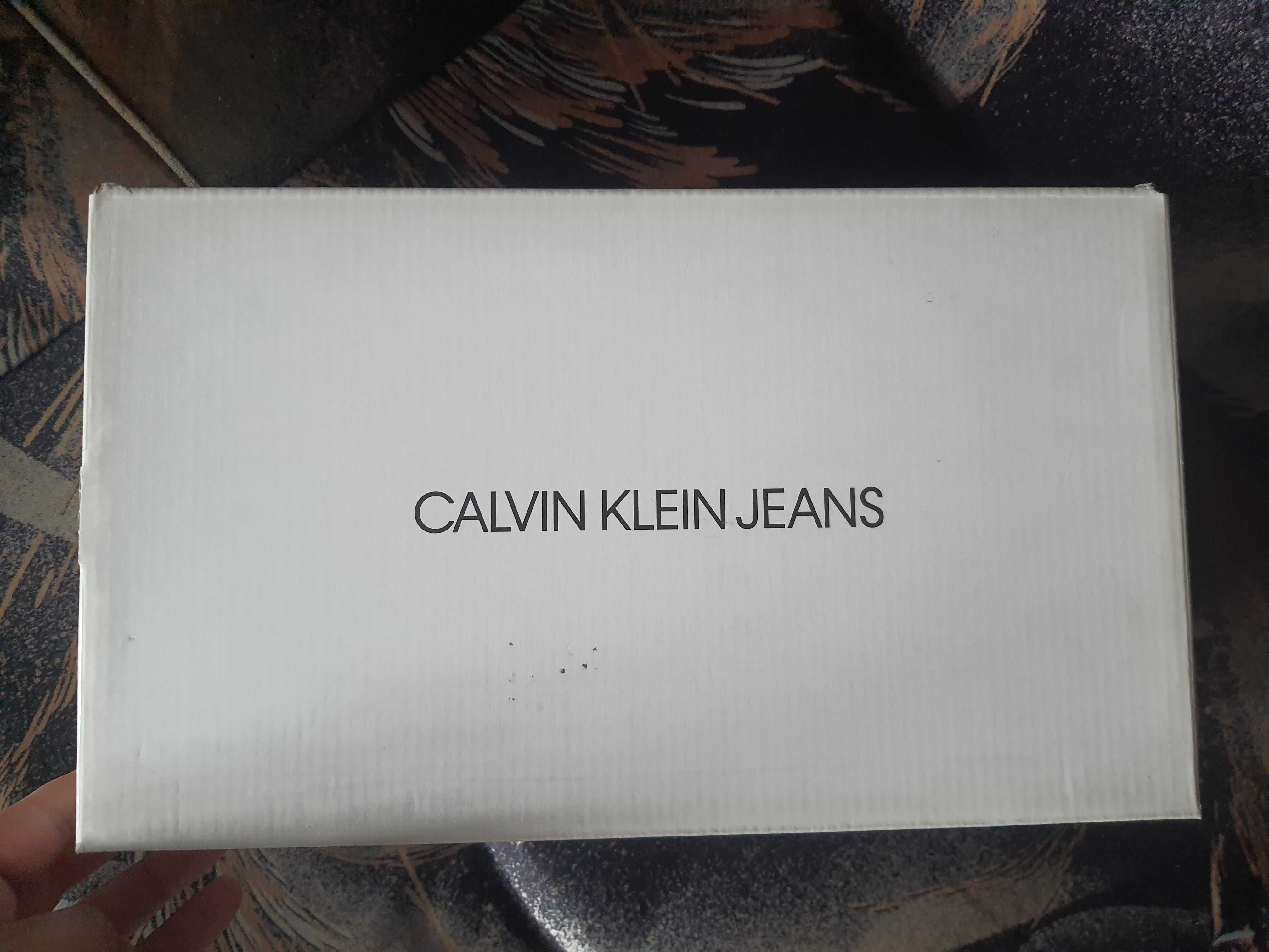 Продавам чисто нов кец Calvin Klein 100%original