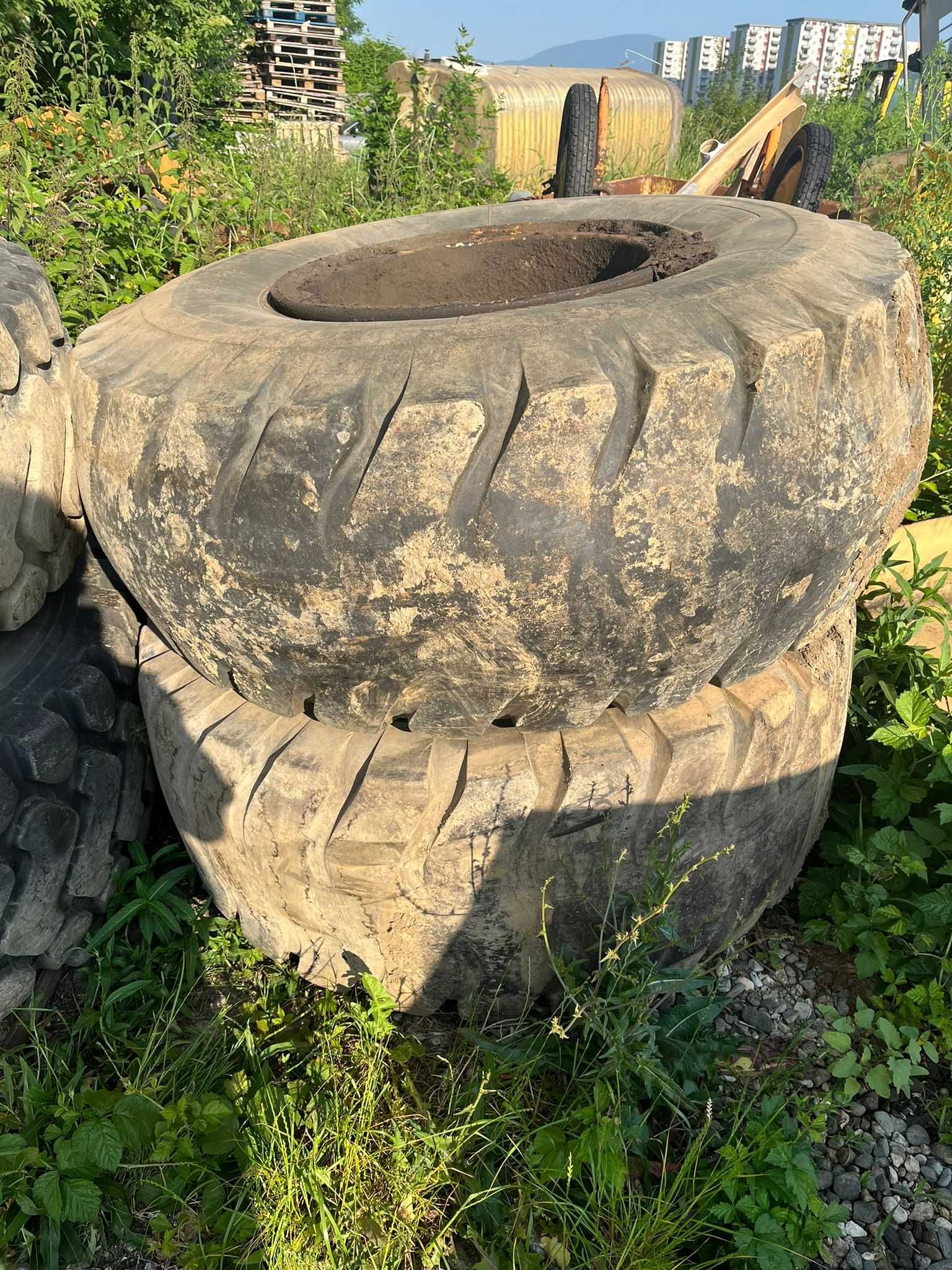 Anvelope/Cauciucuri cu janta pentru utilaje