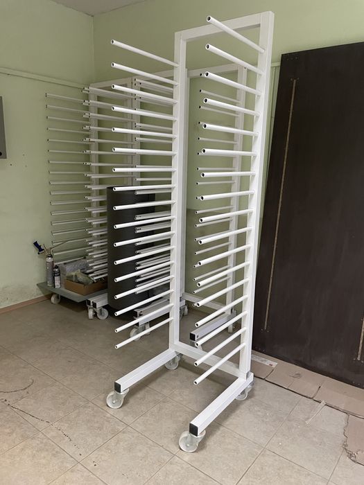 Метални стелажи на колела