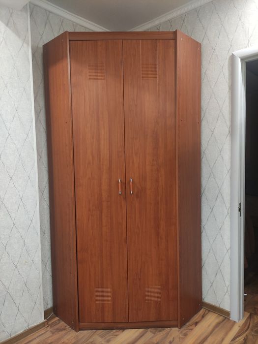 Продаю шкаф угловой и тумба-зеркало