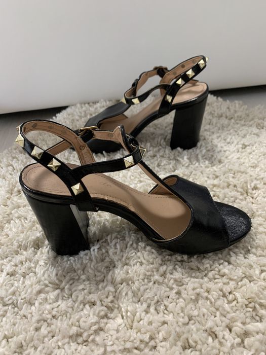 Sandale negre cu toc gros si aplicatii metalice aurii