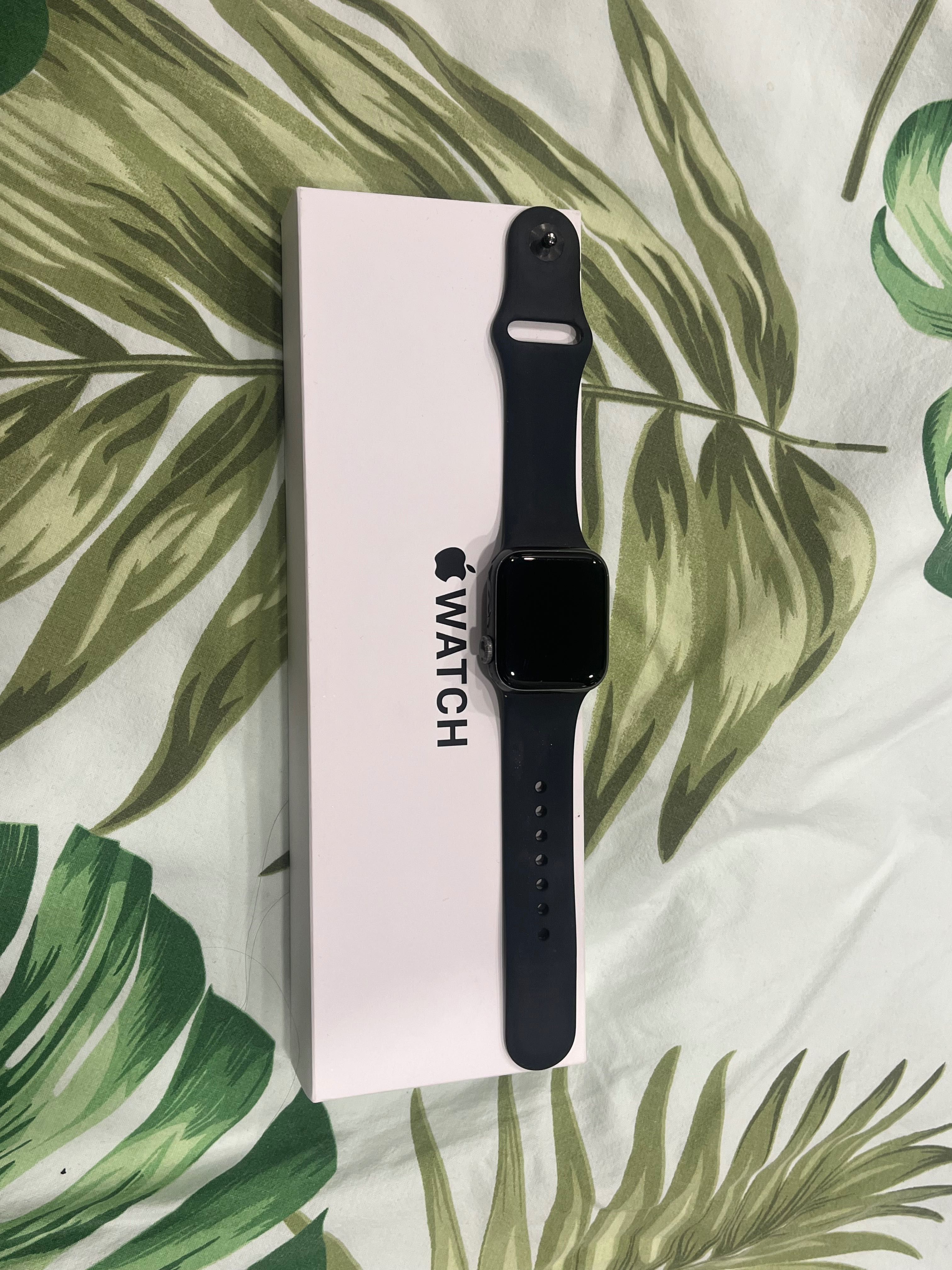 Часовник - Apple watch SE