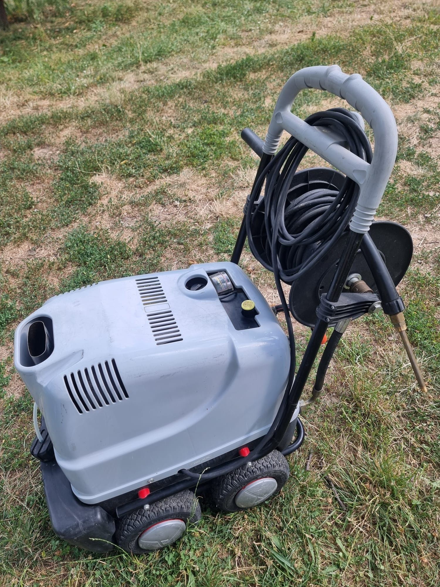 Aparat spalat cu presiune, apa calda, karcher