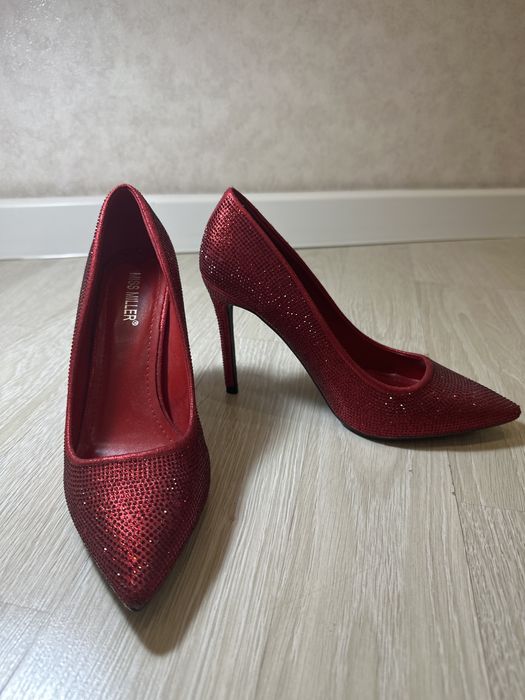 Продам женские туфли Miss Miller, ярко-красного цвета, Сделаю скидку