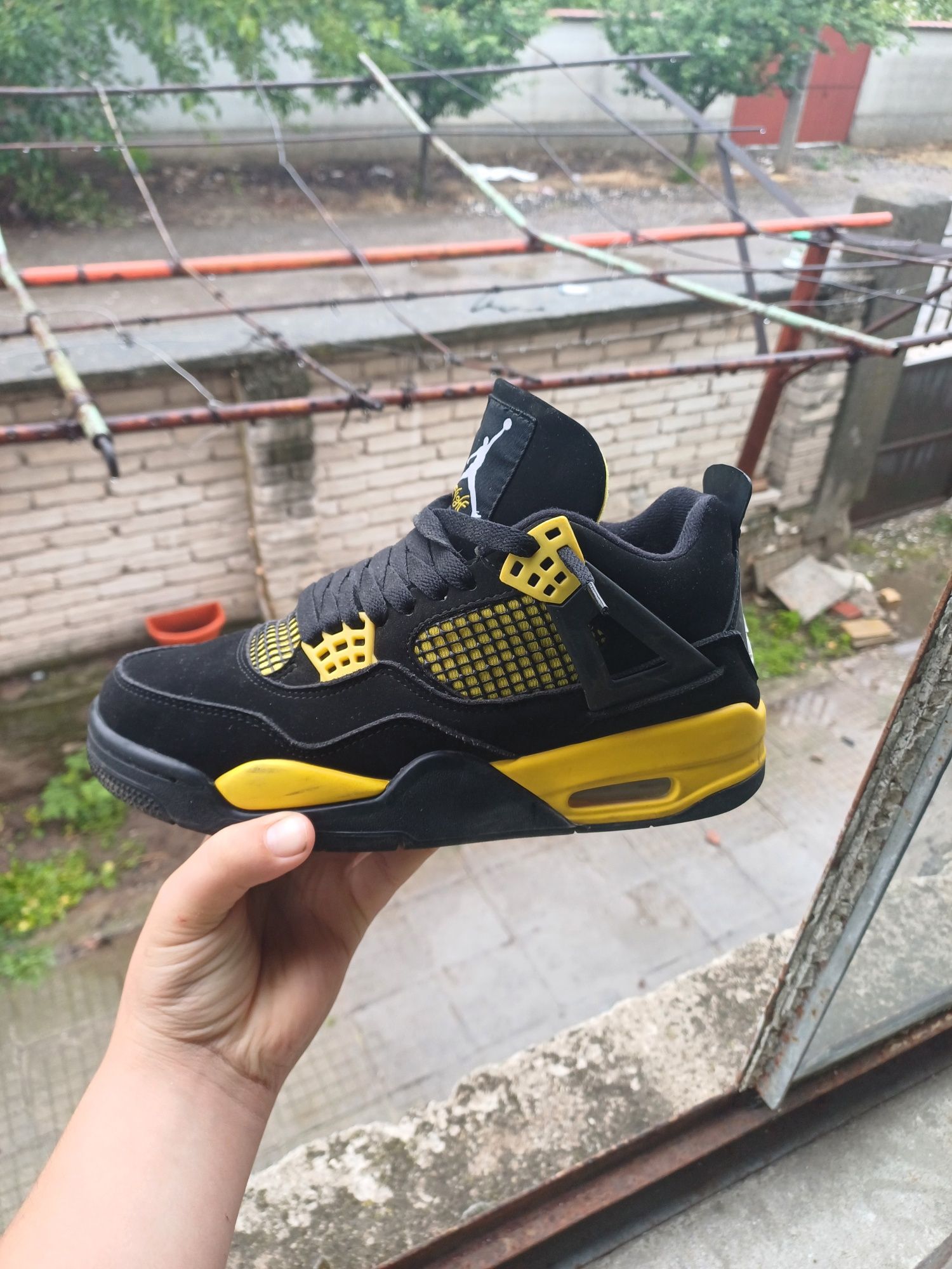 Спешно! Nike jordan 4 thunder black and yelow