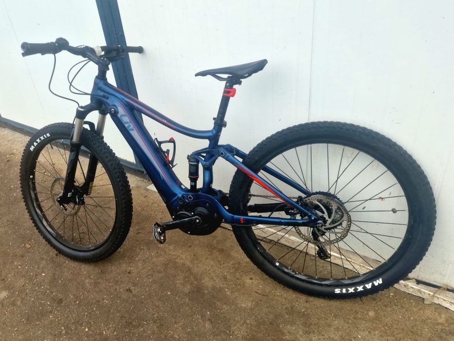Bicicleta electrica full suspension Giant liv