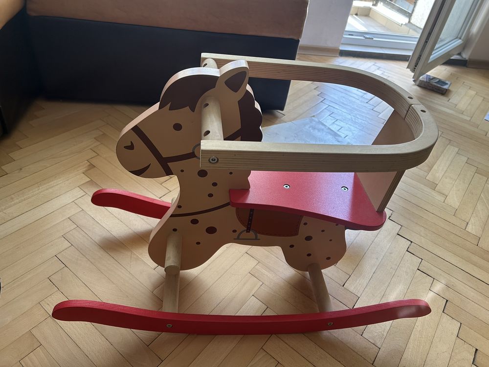 Люлеещо се конче от дърво
