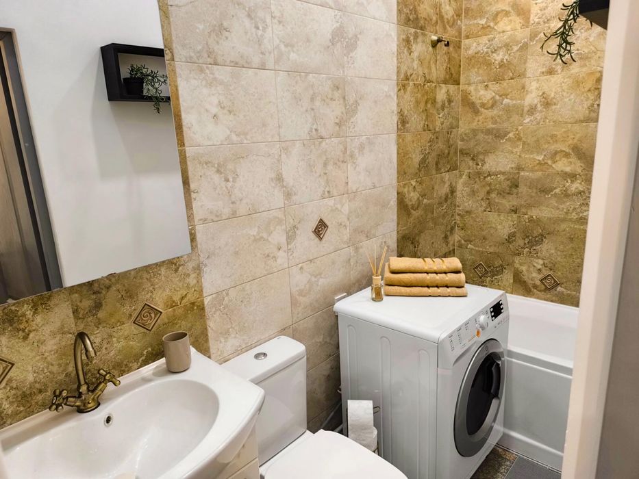 Vând apartament 3 camere, Central, Turda, 47 mp, parter, curte comună